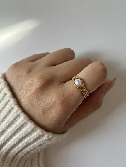 Clockwise Ring