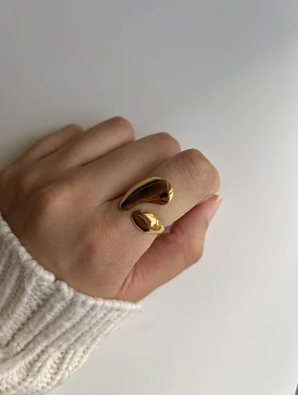 The Luna Curve Ring